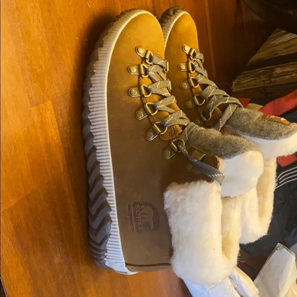 sorel winter boots - Picture 2 of 3